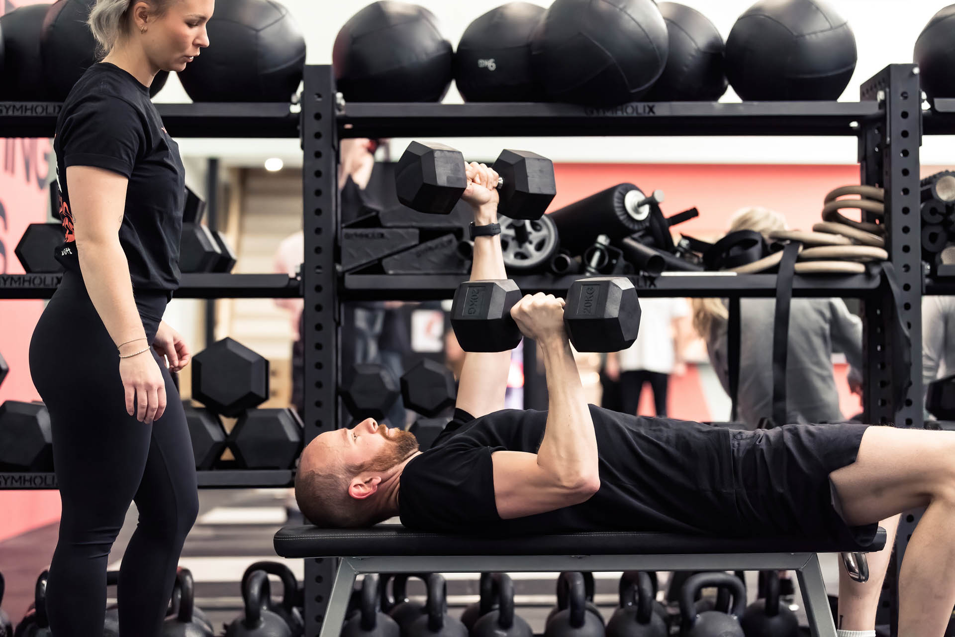 Coach begeleidt lid tijdens training